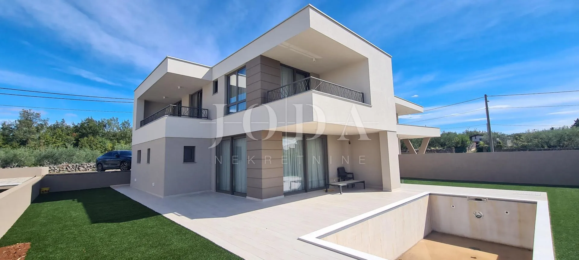 Vila s bazenom i pogledom na more u okolici grada Krka - cover