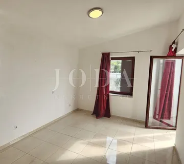 Dramalj studio apartman sa parkingom - cover