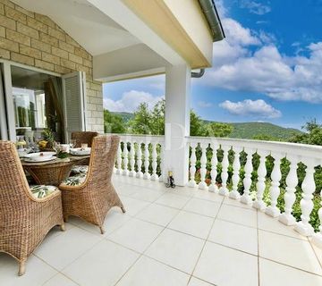 Crikvenica - zaleđe, kuća sa tri stana na rubu zelenog pojasa - cover