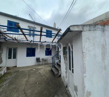 Manja kuća za adaptaciju u Crikvenici - cover
