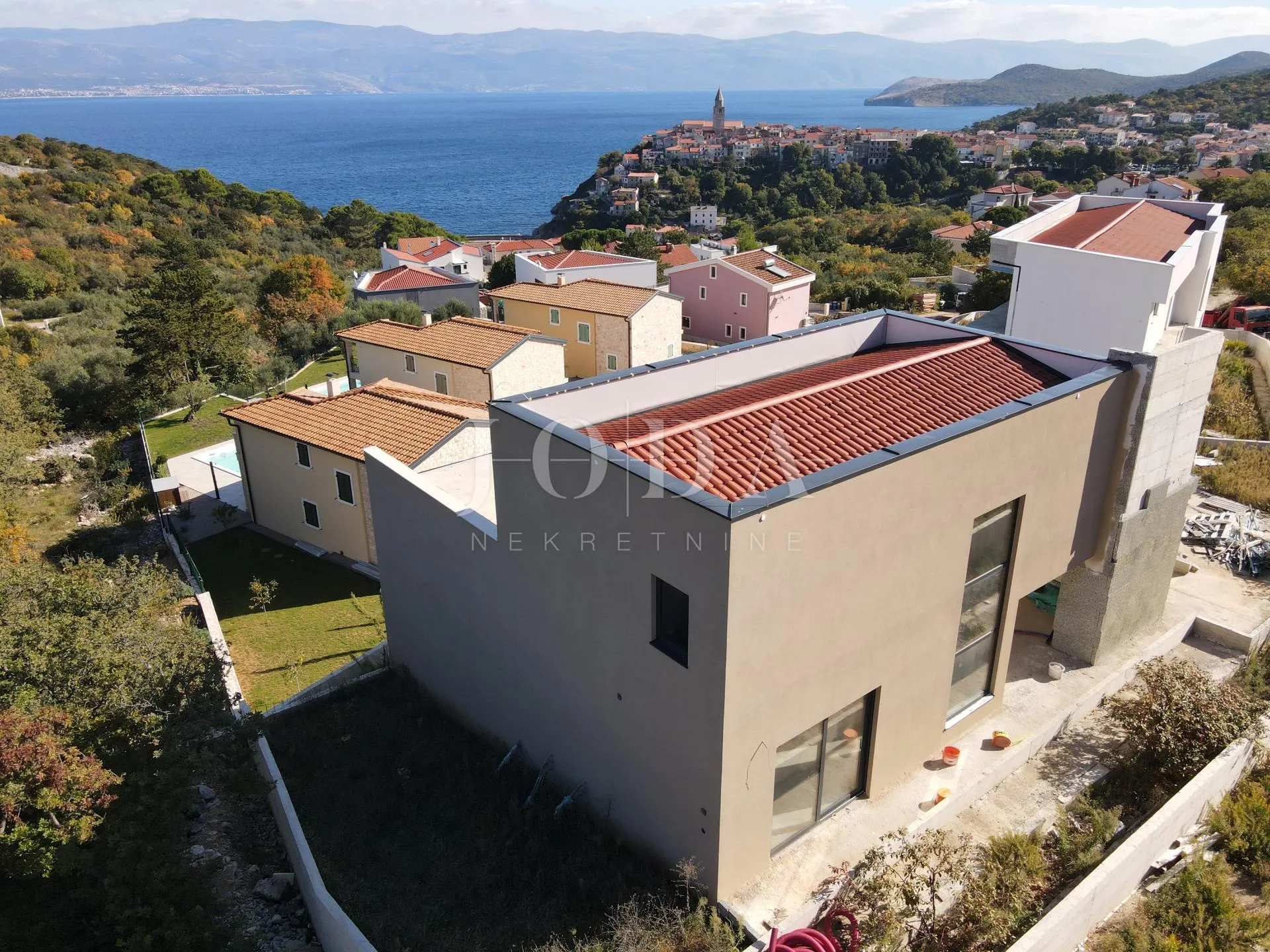 Vrbnik, vila sa bazenom - cover