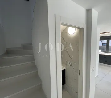 Krk - dvoetažni apartman s bazenom i pogledom na more                          - cover