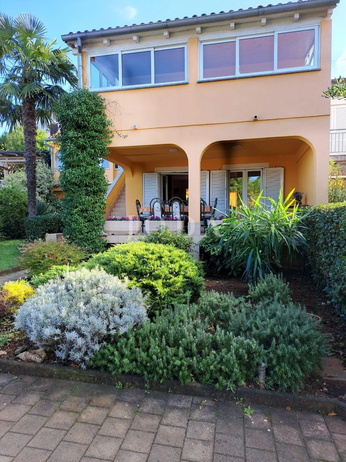 Dvojna kuća s 3 apartmana, 80 metara od mora - cover