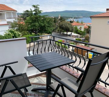 Stan u centru grada Krka s pogledom na more! - cover