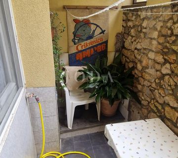 Crikvenica, kuća u centru sa uhodanim turističkim poslovanjem  - cover