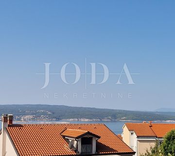 Crikvenica, stan u prizemlju sa velikom okućnicom  - cover