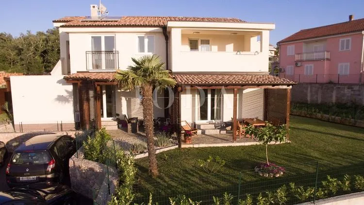 Predivno uređena kuća s okućnicom na dobroj lokaciji - cover