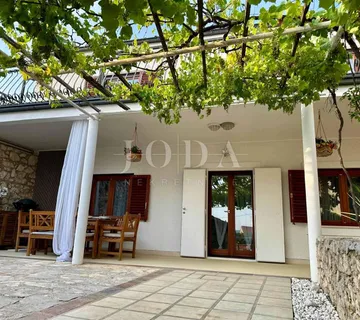 NOVI VINODOLSKI, kuća sa dvorišnim objektom u blizini centra - cover