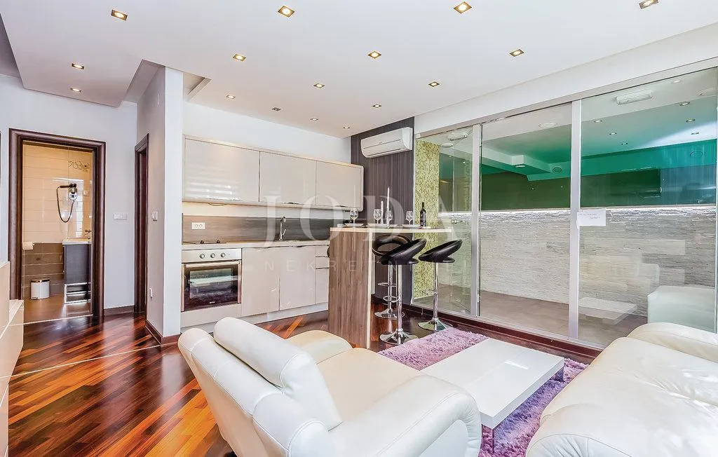 Crikvenica, apartman 20 metara od mora sa unutarnjim bazenom - cover