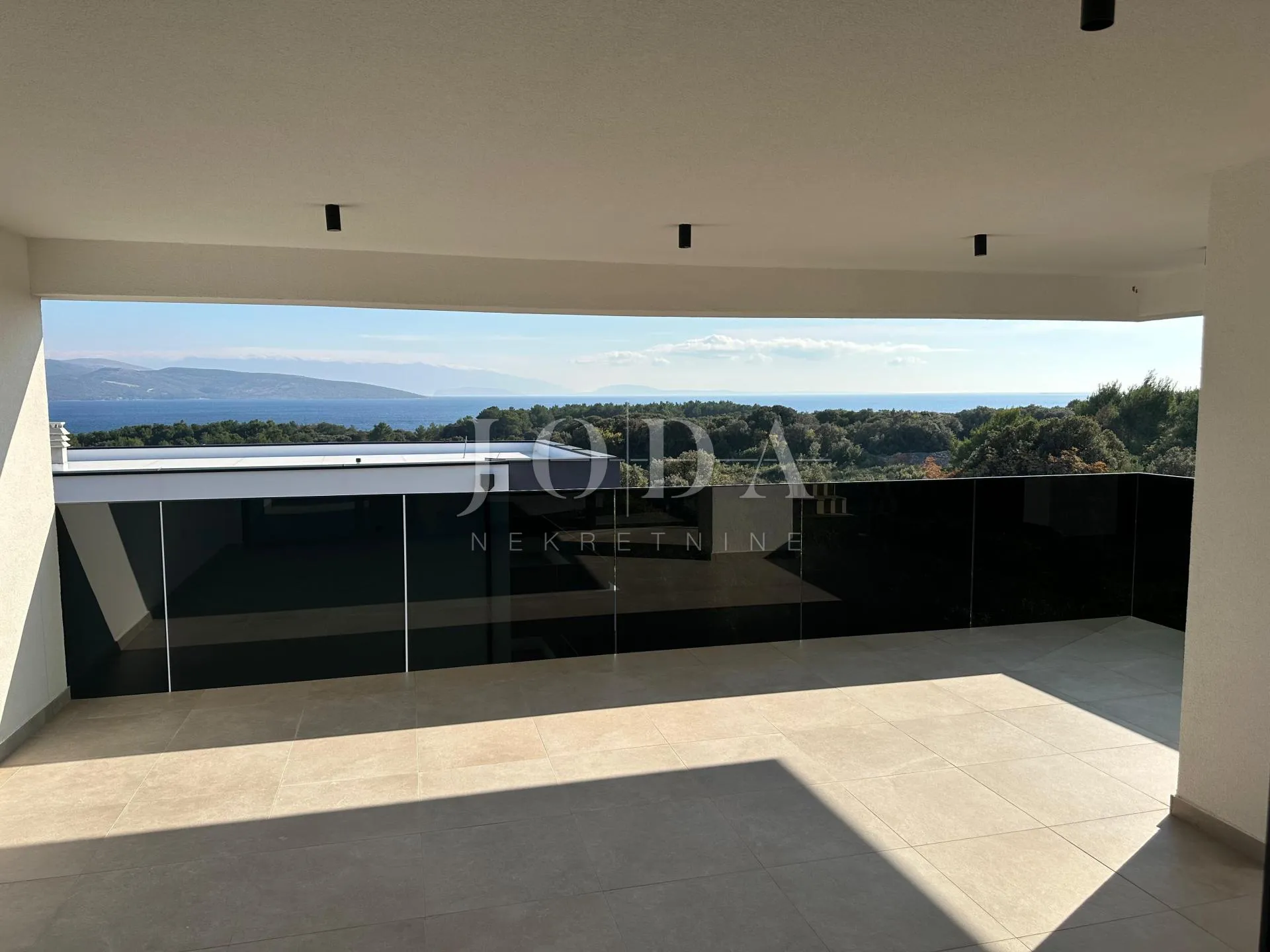 Apartman s bazenom i krovnom terasom, novogradnja, otok Krk - cover