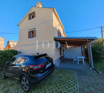 Kuća u centru s parkingom - cover