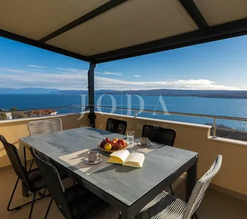 Moderan dvoetažni stan s dvjema terasama i otvorenim pogledom na Kvarner - cover