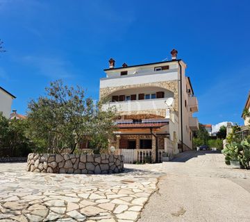 Otok Krk - apartmanska kuća s prekrasnim pogledom na more - cover