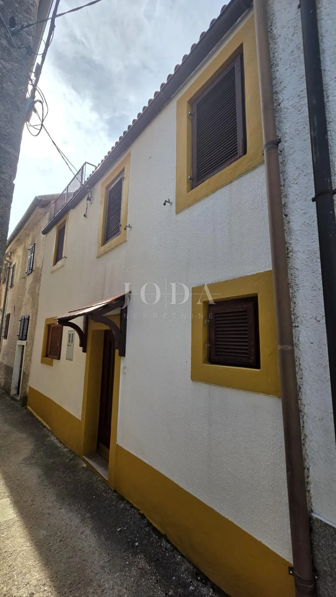 Jablanac kuća u centru mjesta - cover