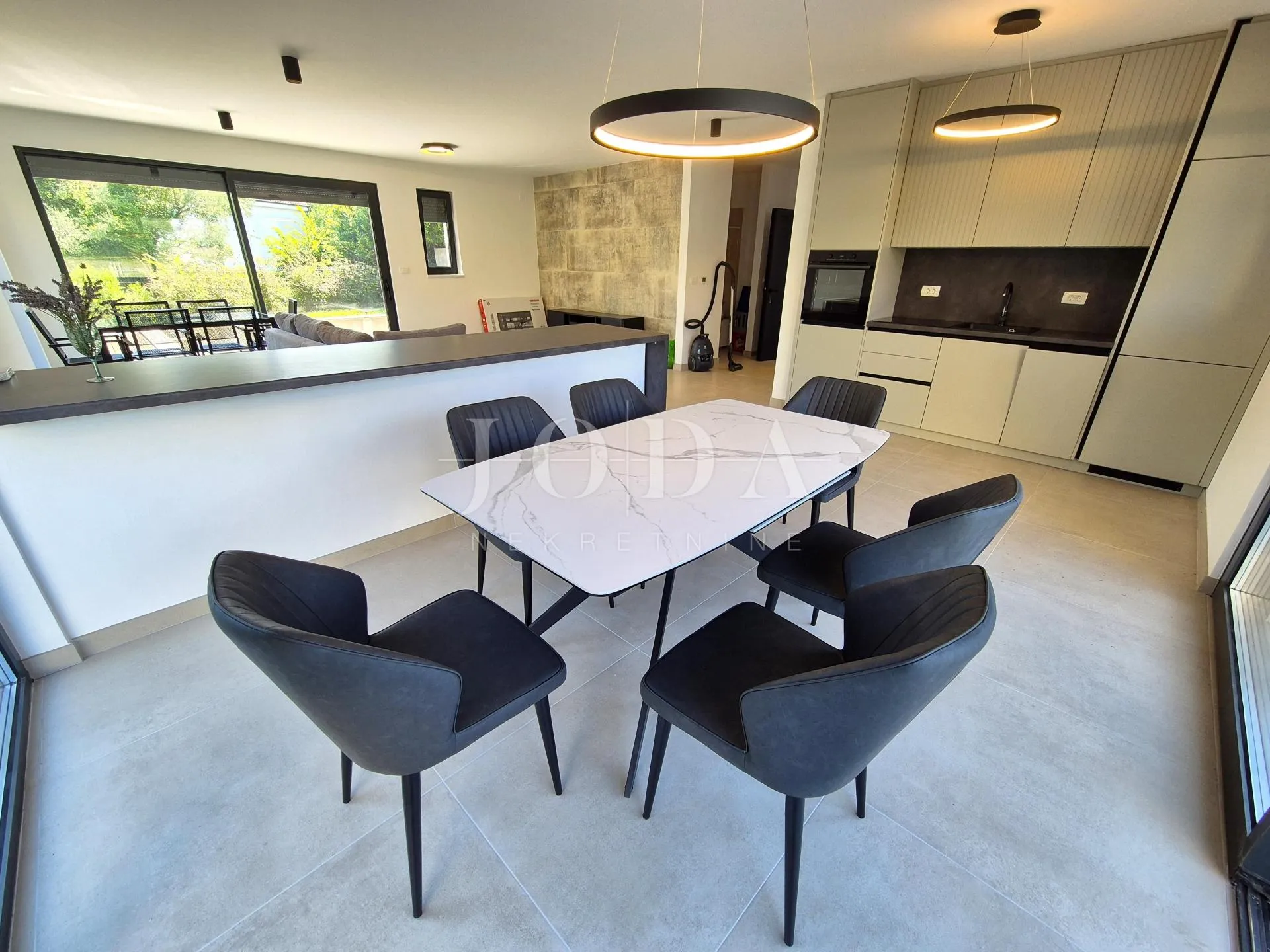 Dvoetažni apartman s bazenom na mirnoj lokaciji - cover