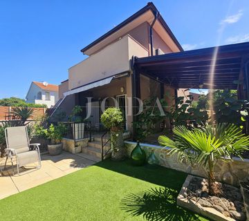 Klimno - kuća s vrtom u blizini plaže - cover