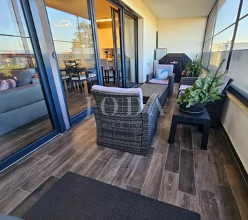 Dvosoban funkcionalan stan s natkrivenom terasom - cover