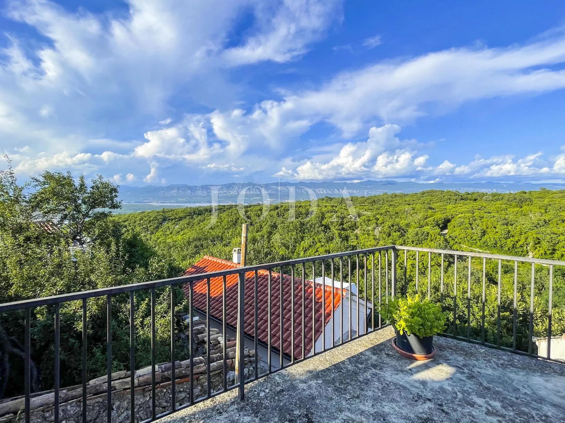 Dobrinj - kamena kuća u nizu s pogledom na more - cover