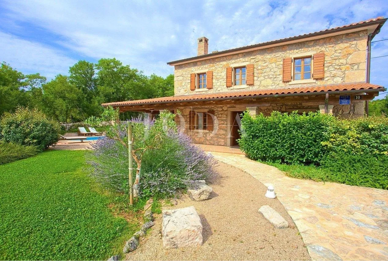 Kamena kuća s terasom na mirnoj lokaciji - cover