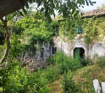 Jadranovo kamena ruševina nedaleko plaže - cover