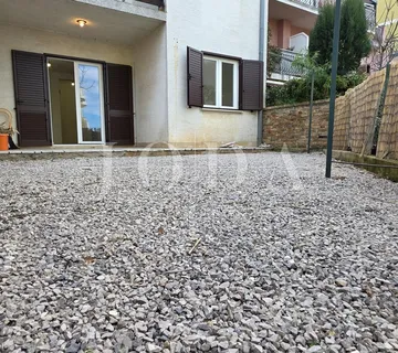 Renoviran trosoban stan s dvorištem i pogledom na more – Crikvenica, 52 m² - cover