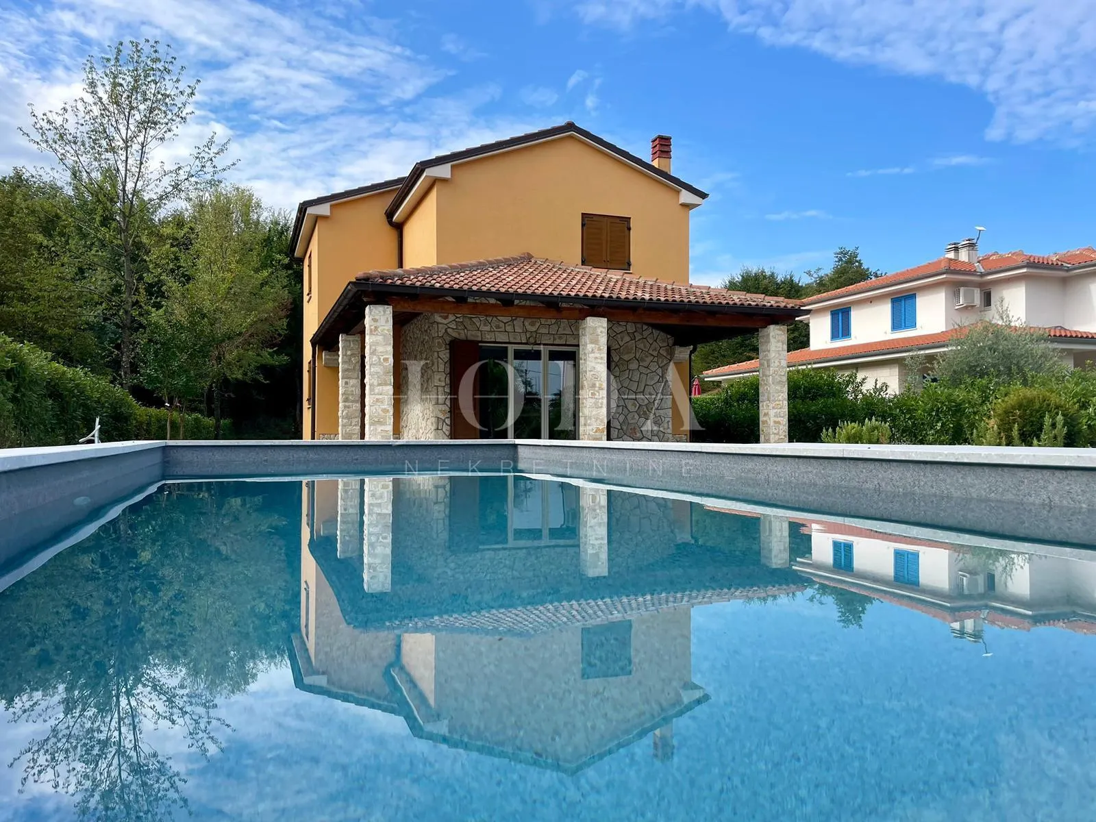 Samostojeća kuća na mirnoj lokaciji - cover