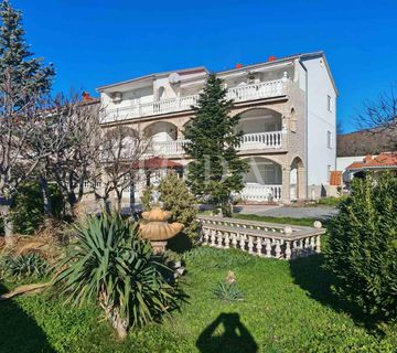 Kuća sa 10 apartmana 150 m od mora - cover