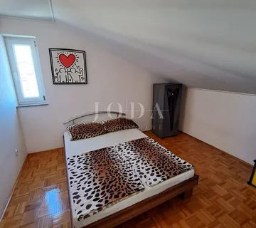 Dvoetažni stan s vrtom u gradu Krku - cover