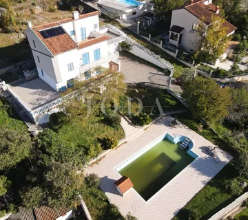 Kuća s bazenom i dvije garaže - cover