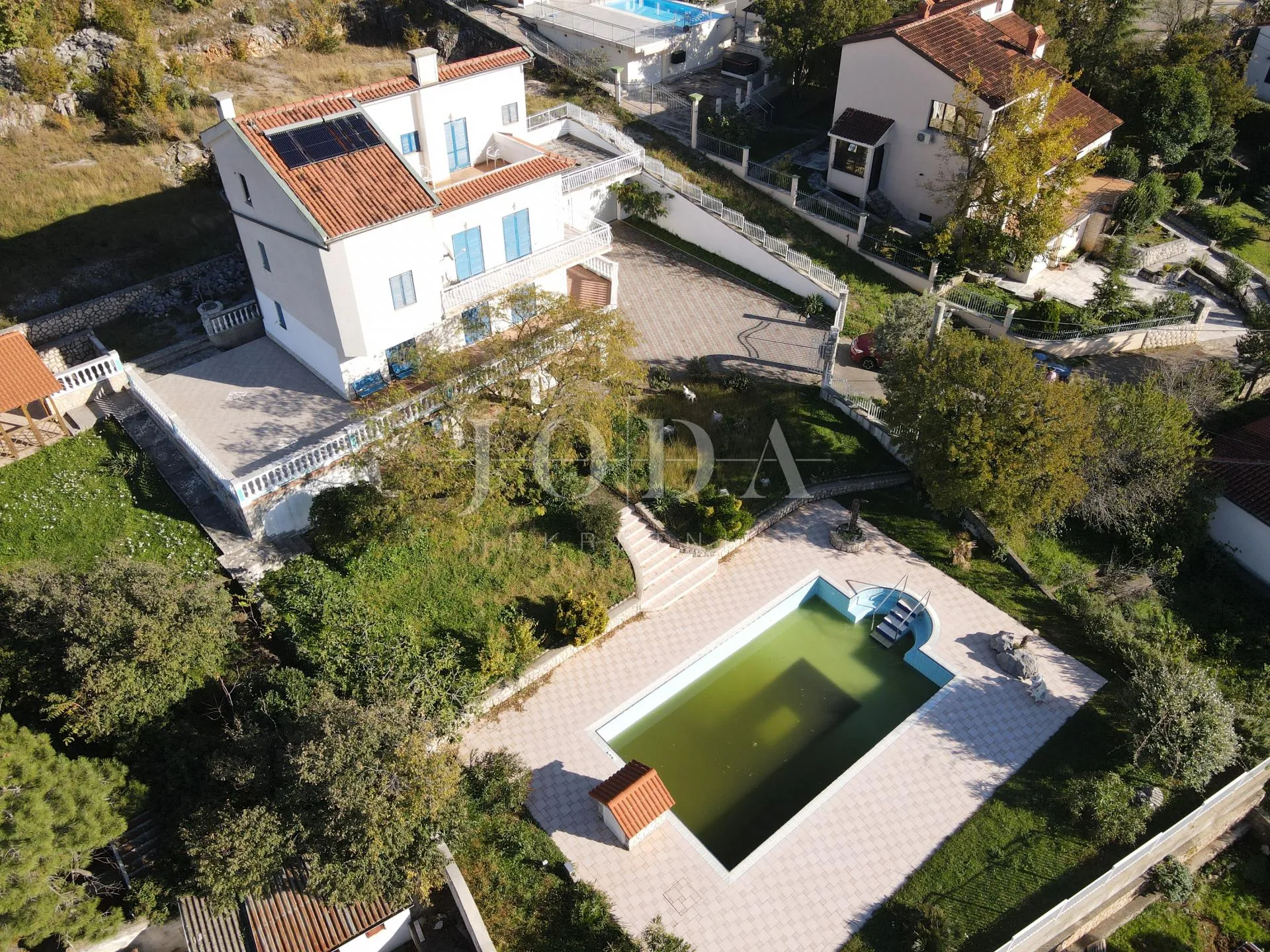 Kuća s bazenom i dvije garaže - cover