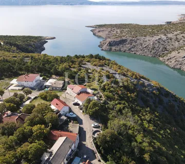 Klenovica kuća sa tri jedinice - cover