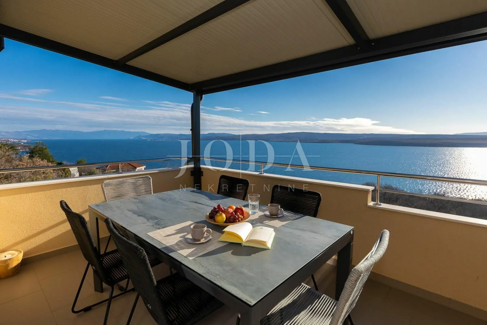 Moderan dvoetažni stan s dvjema terasama i otvorenim pogledom na Kvarner - cover