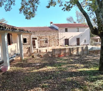 Barban, okolica stancija sa dvije kuće, pomoćnim objektom i bazenom - cover