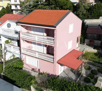 Kuća sa tri apartmana na top lokaciji - cover