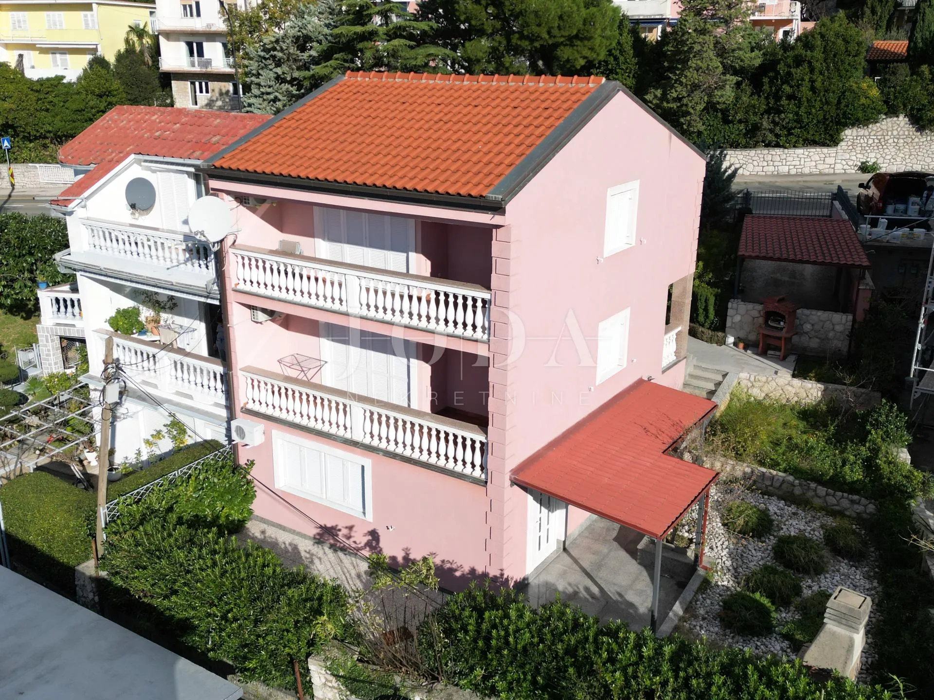 Kuća sa tri apartmana na top lokaciji - cover