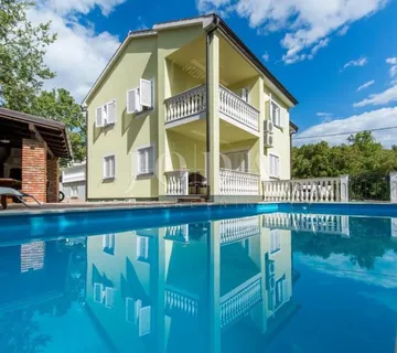 Samostojeća kuća sa četiri apartmana i bazenom - cover