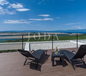 Jedinstvena vila s bazenom  - cover