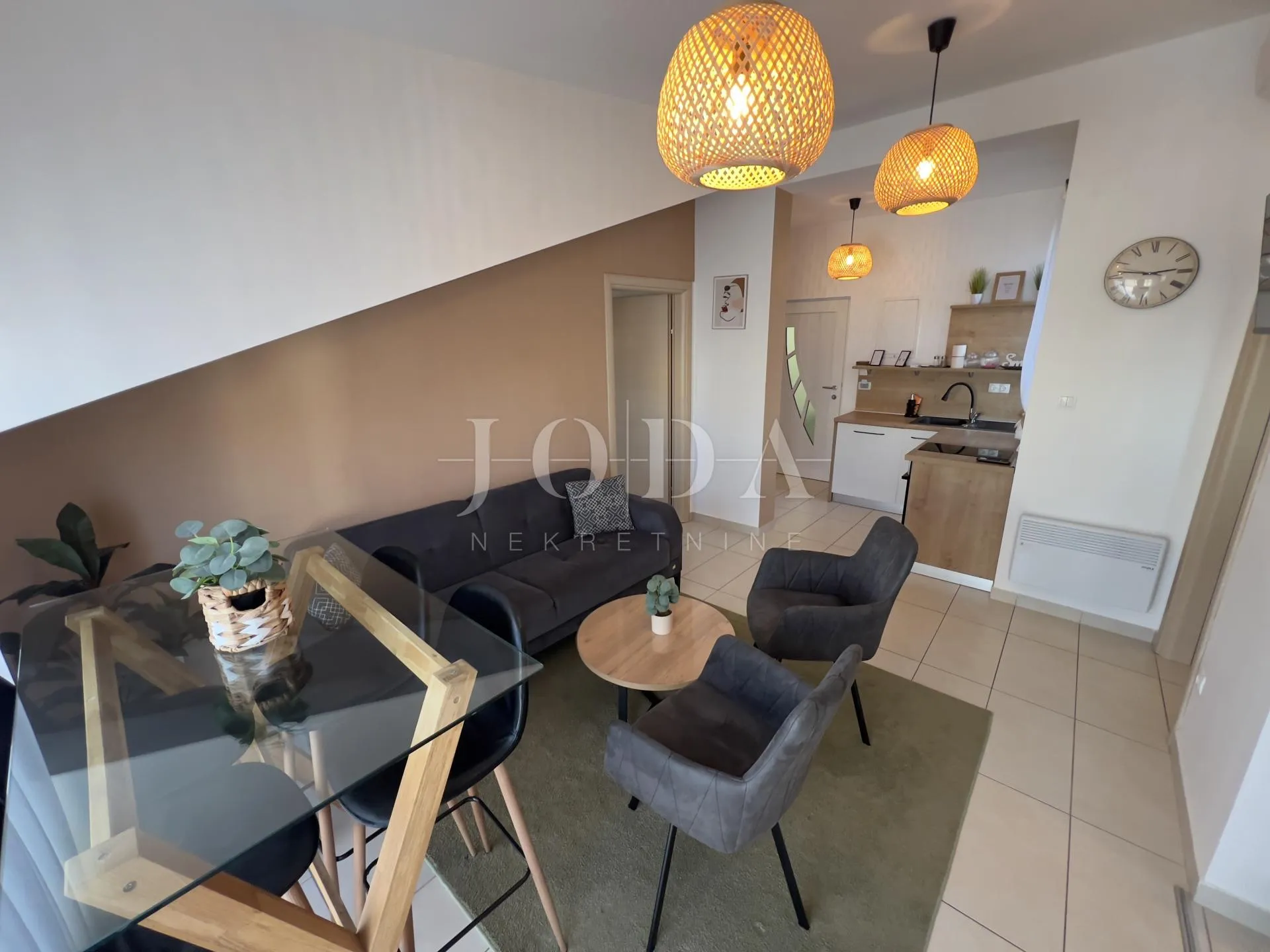 Uređeni apartman u centru Crikvenice, prvi red do mora - cover