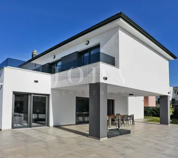 IZUZETNA PRILIKA! Moderna villa s pogledom na more - cover