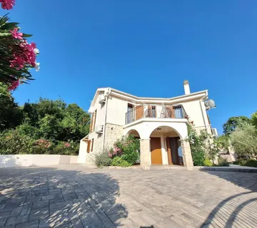 Kompletno opremljena kuća s bazenom u mirnom okruženju - cover