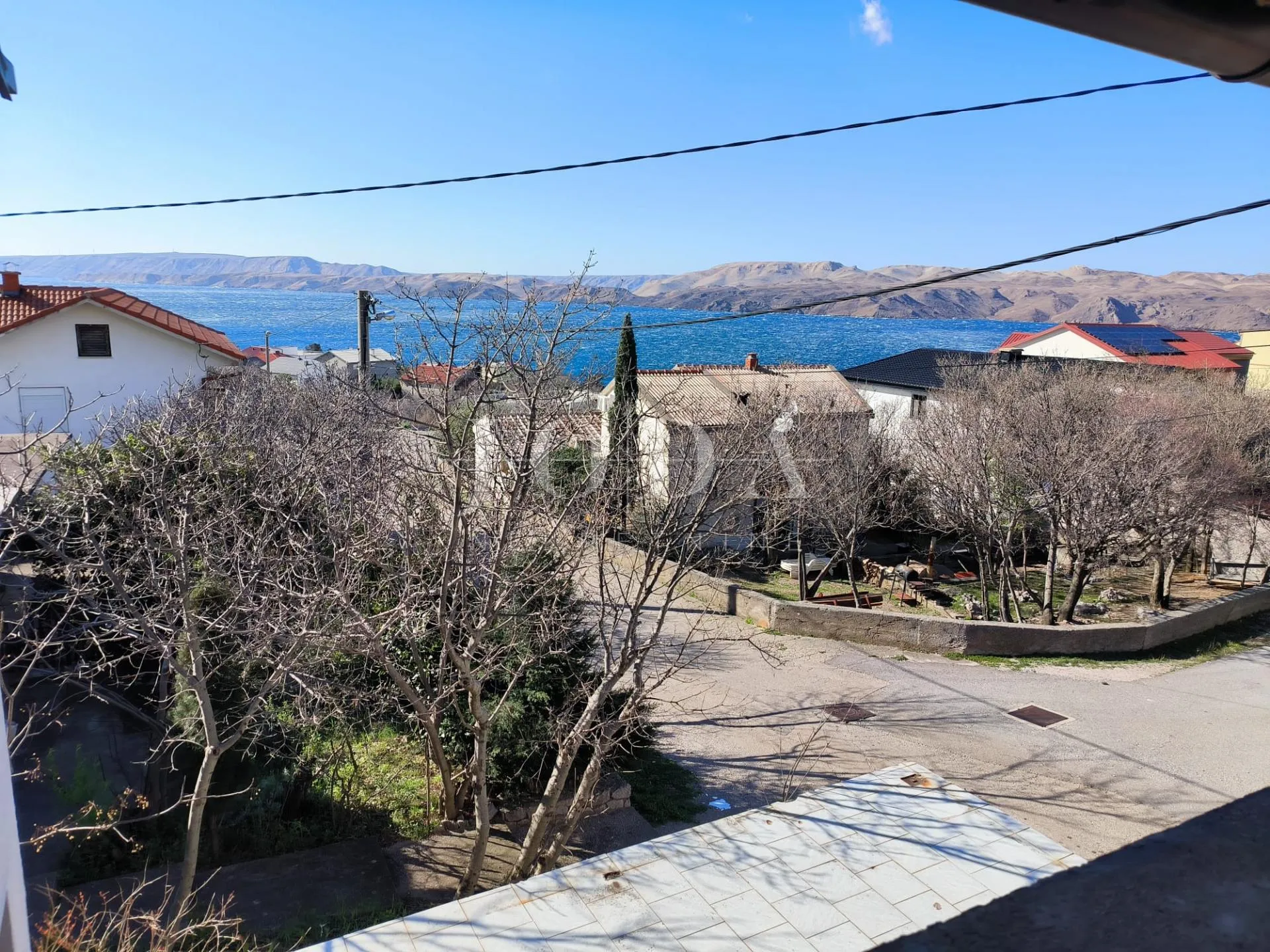 Karlobag stan sa parkirnim mjestom i terasom - cover