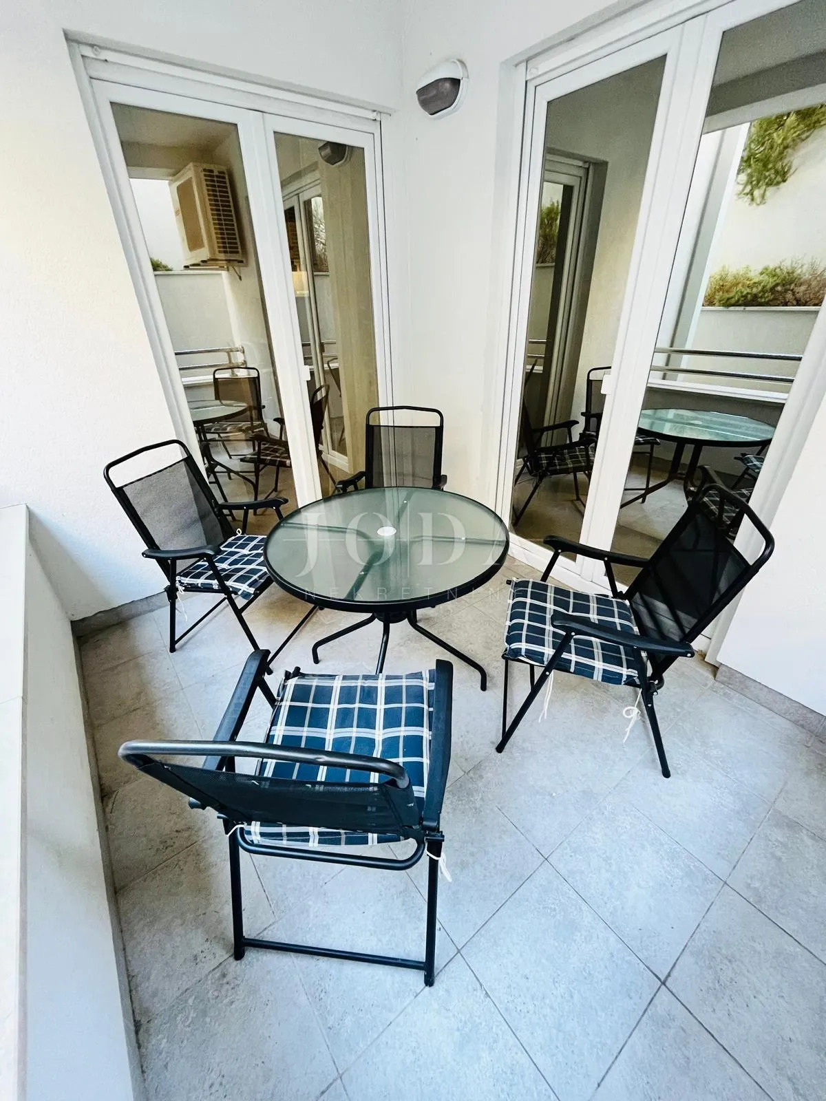  Stan u prizemlju u novijoj stambenoj zgradi sa bazenom  - cover