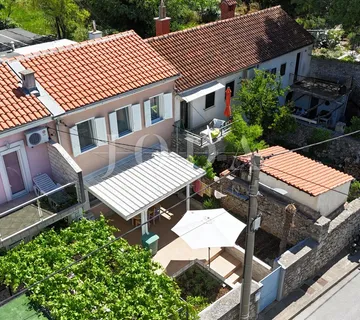 DRAMALJ – Uređena primorska kuća s privatnom okućnicom i četiri parkirna mjesta, nadomak mora - Dramalj, Crikvenica