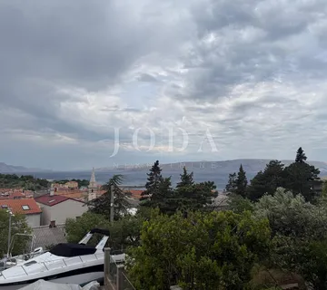 Senj, kuća u nizu s terasom i pogledom na more
