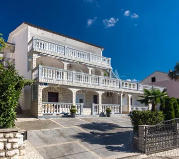 Kuća sa 6 apartmana i bazenom - Crikvenica