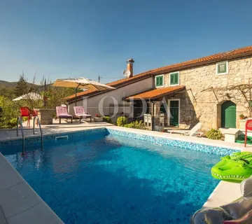 Kamena vila s bazenom - cover