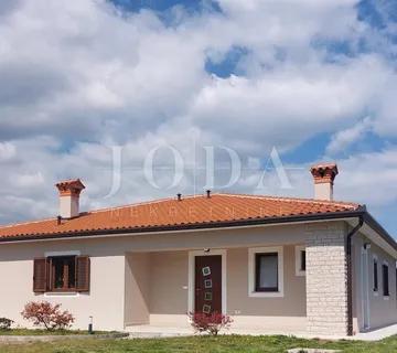 Lijepa prizemnica sa prostranom okućnicom 1900m2,LABIN