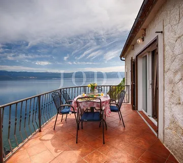 Kamena vila na stijeni iznad mora, Vrbnik, otok Krk - cover
