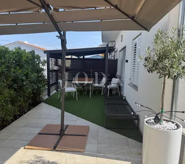 Moderno uređeni apartman u prizemlju s okućnicom - cover