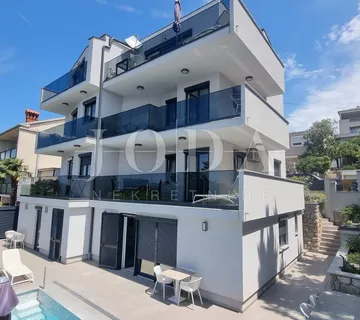 Crikvenica, kuća sa osam apartmana